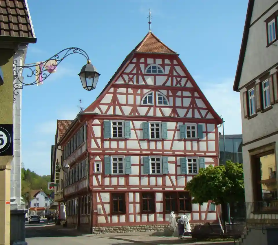 Polizeipräsenz bei Nacht in Adelsheim – Symbolbild