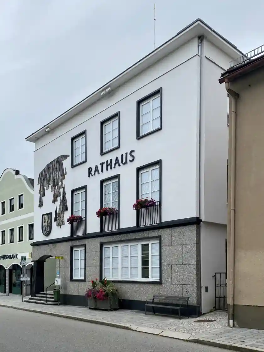 Polizeipräsenz bei Nacht in Aigen – Symbolbild