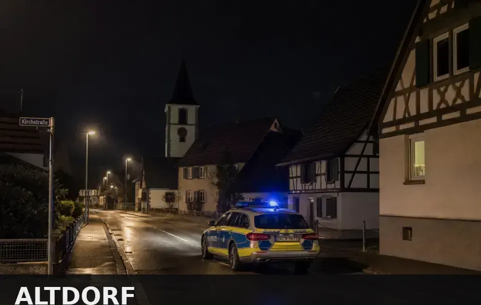 Polizeipräsenz bei Nacht in Altdorf – Symbolbild