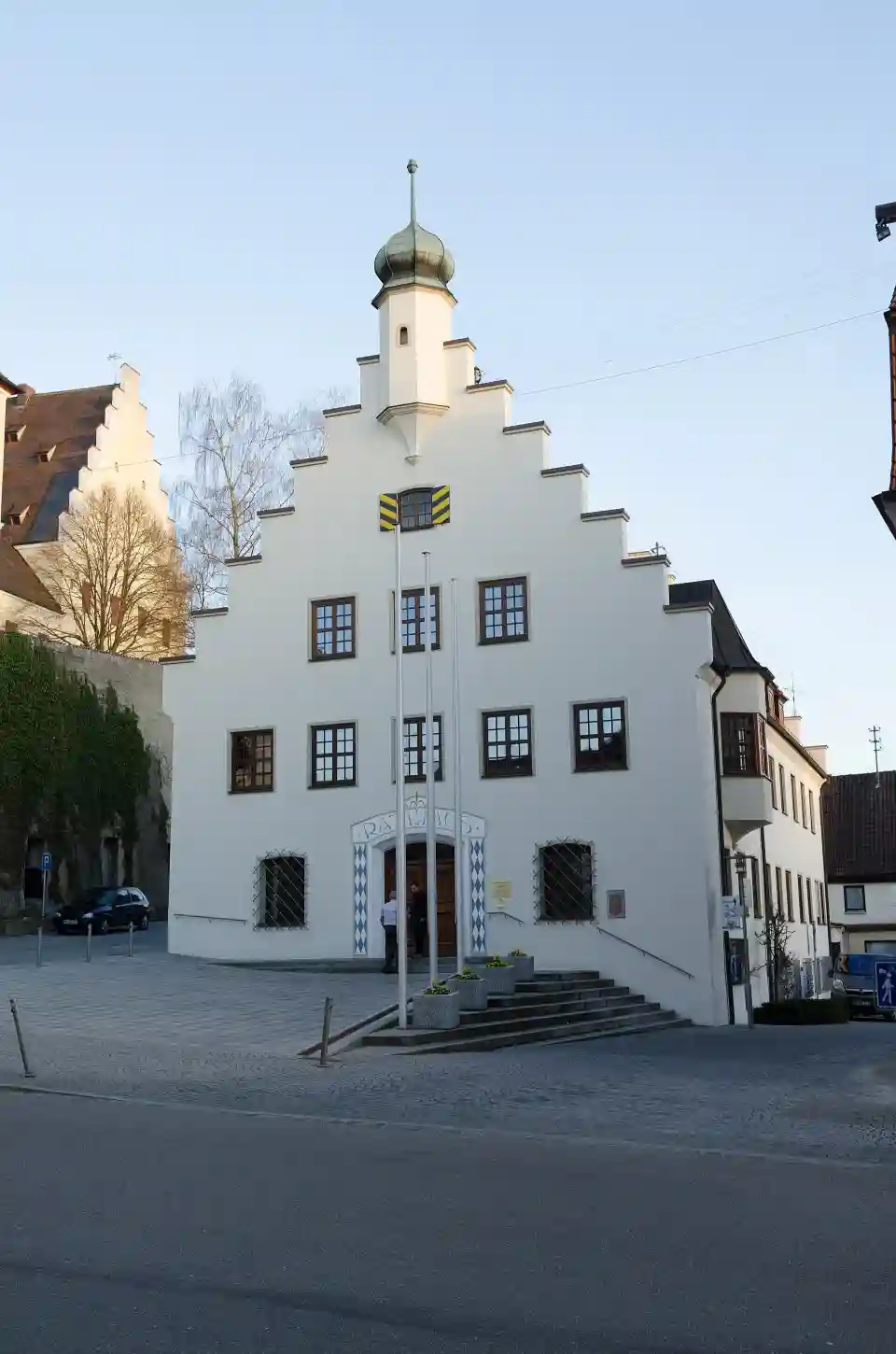 Polizeipräsenz bei Nacht in Babenhausen – Symbolbild