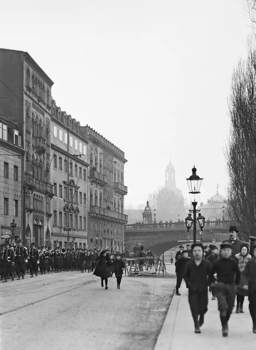 Polizeipräsenz bei Nacht in Begleitung – Symbolbild