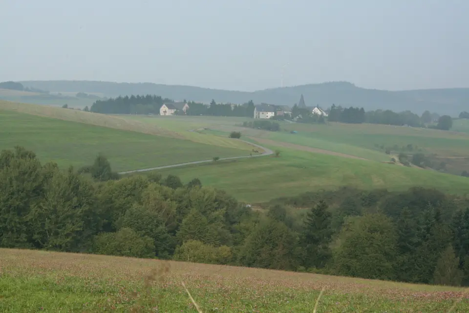 Polizeipräsenz bei Nacht in Berglicht – Symbolbild