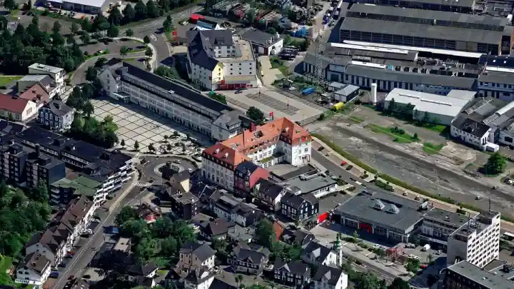 Polizeipräsenz bei Nacht in Bergneustadt – Symbolbild