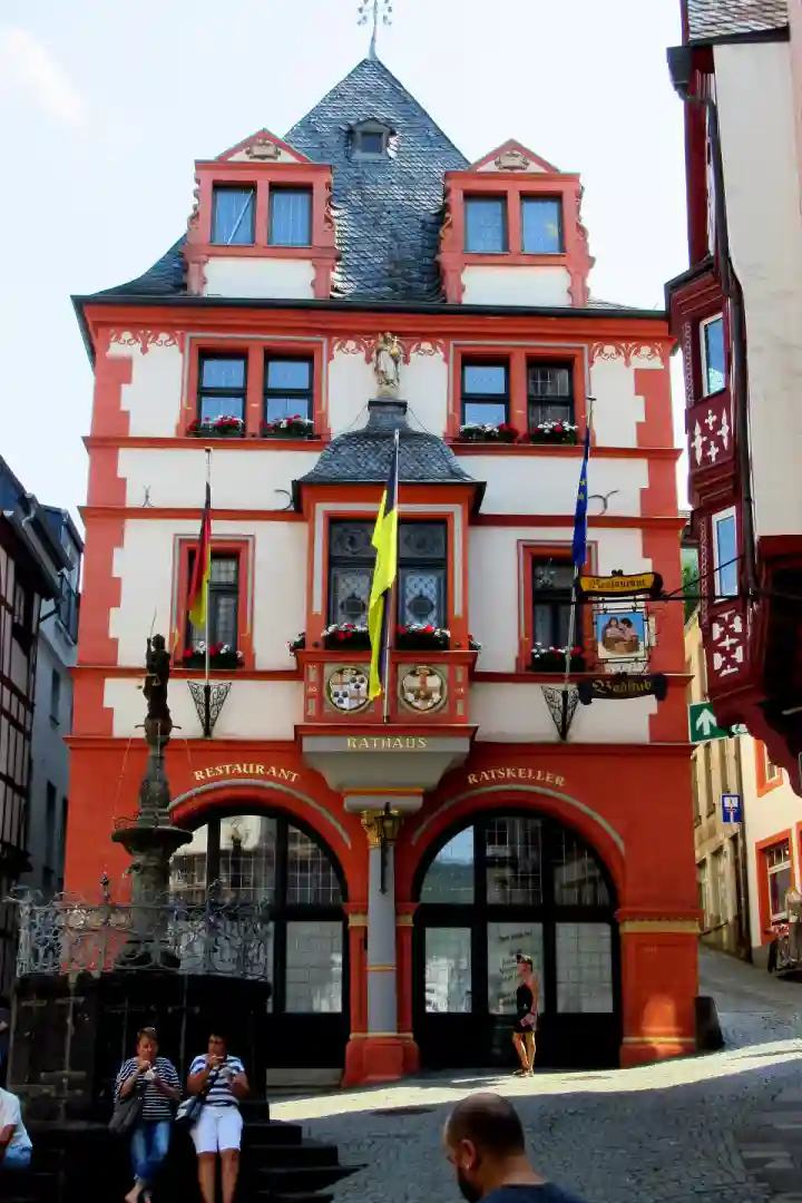Polizeipräsenz bei Nacht in Bernkastel – Symbolbild