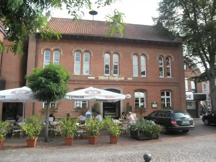 Polizeipräsenz bei Nacht in Bistro – Symbolbild