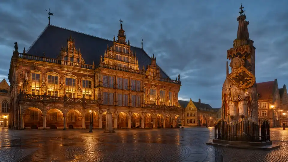 Polizeipräsenz bei Nacht in Bremen – Symbolbild