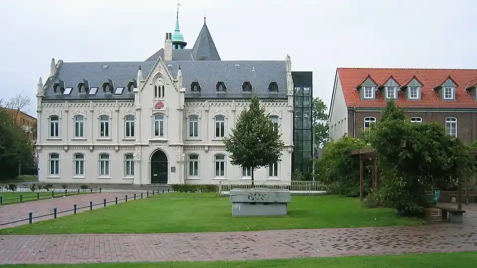 Polizeipräsenz bei Nacht in Bremerhaven – Symbolbild