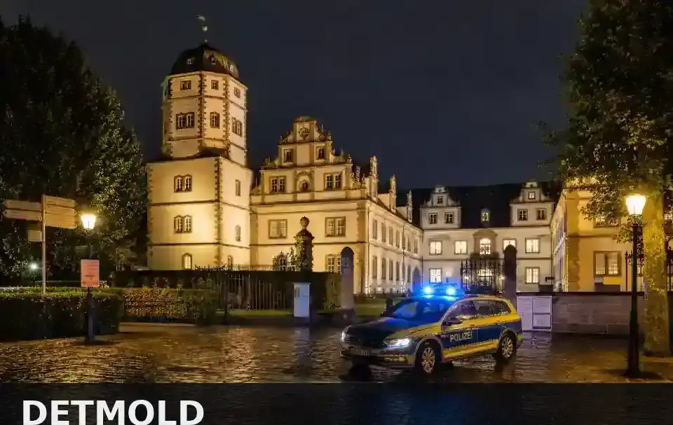 Polizeipräsenz bei Nacht in Detmold – Symbolbild