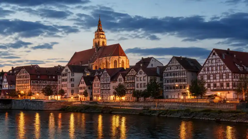 Polizeipräsenz bei Nacht in Esslingen – Symbolbild