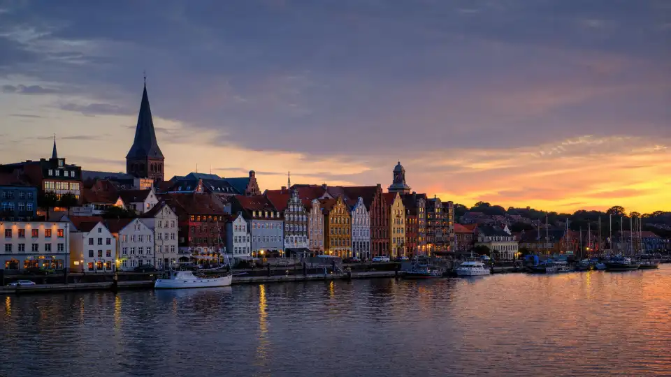 Polizeipräsenz bei Nacht in Flensburg – Symbolbild