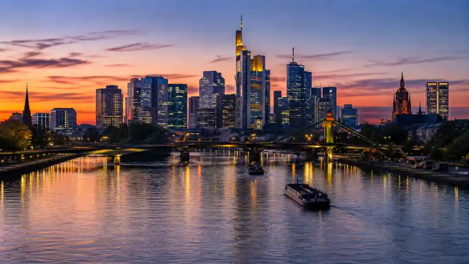 Polizeipräsenz bei Nacht in Frankfurt am Main – Symbolbild