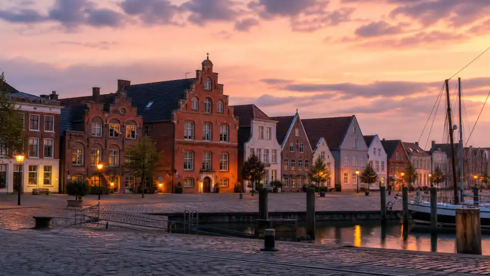 Polizeipräsenz bei Nacht in Glückstadt – Symbolbild