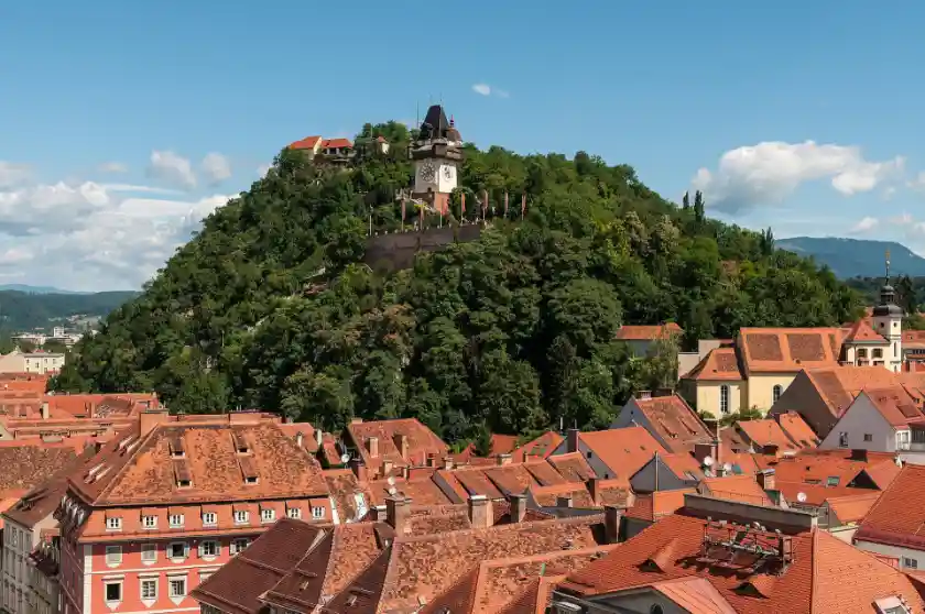 Polizeipräsenz bei Nacht in Graz – Symbolbild
