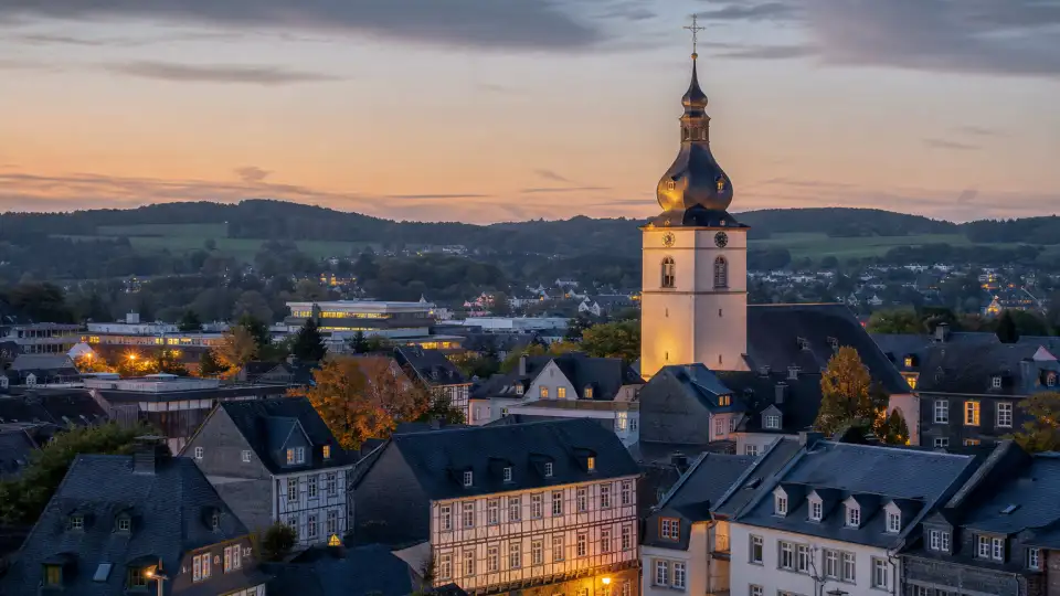 Polizeipräsenz bei Nacht in Gummersbach-Berghausen – Symbolbild