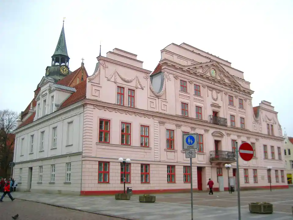 Polizeipräsenz bei Nacht in Güstrow – Symbolbild