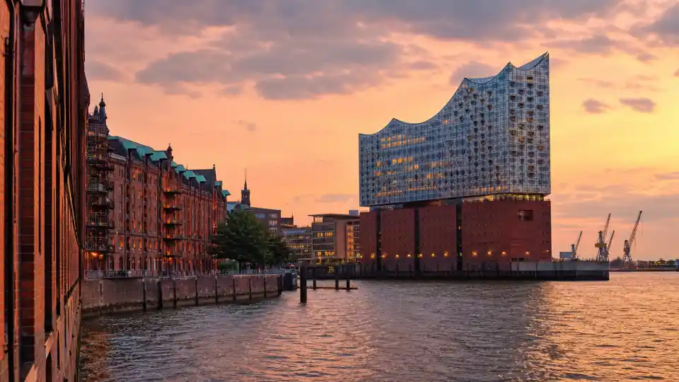 Polizeipräsenz bei Nacht in Hamburg – Symbolbild