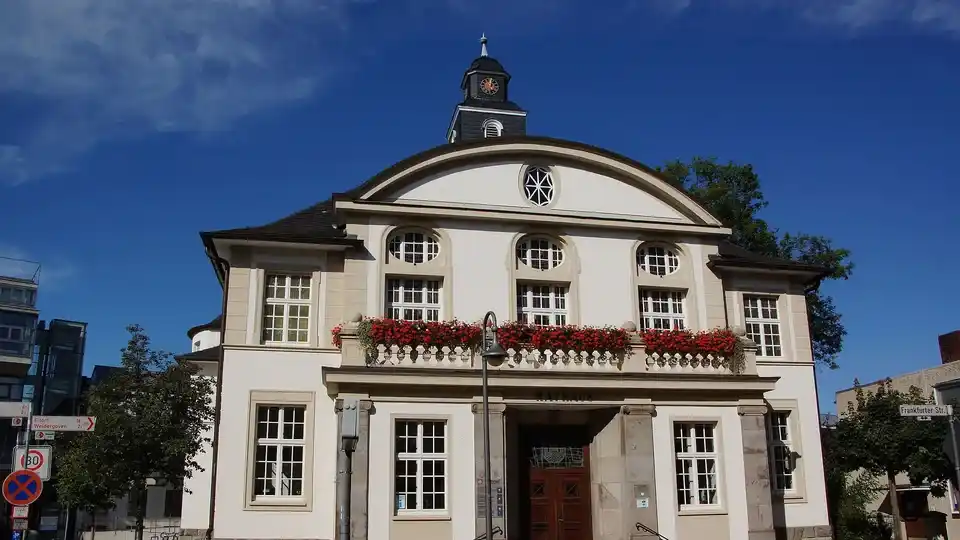 Polizeipräsenz bei Nacht in Hennef – Symbolbild