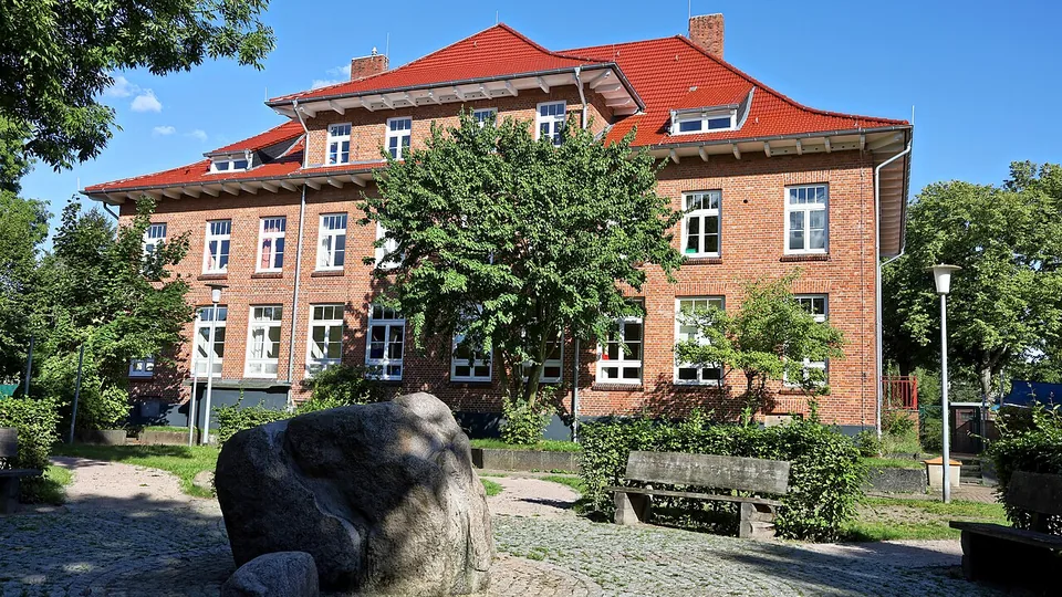 Polizeipräsenz bei Nacht in Henstedt – Symbolbild