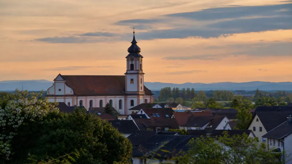 Polizeipräsenz bei Nacht in Hügelsheim – Symbolbild