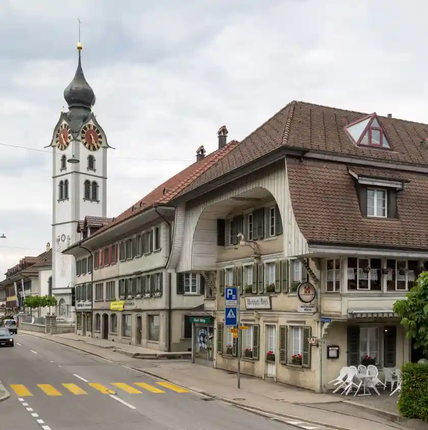 Polizeipräsenz bei Nacht in Huttwil – Symbolbild