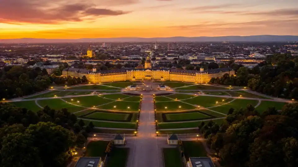 Polizeipräsenz bei Nacht in Karlsruhe – Symbolbild