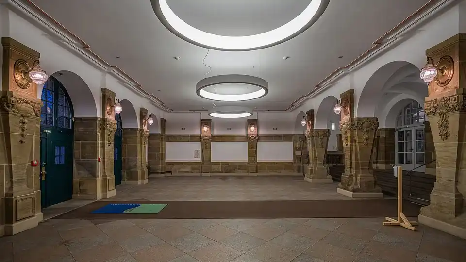 Polizeipräsenz bei Nacht in Kassel – Symbolbild