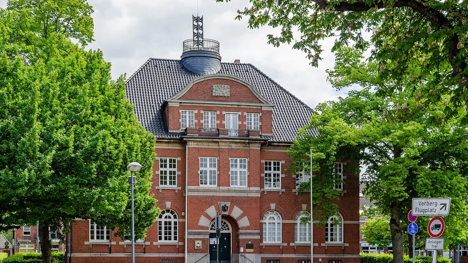 Polizeipräsenz bei Nacht in Krefeld – Symbolbild