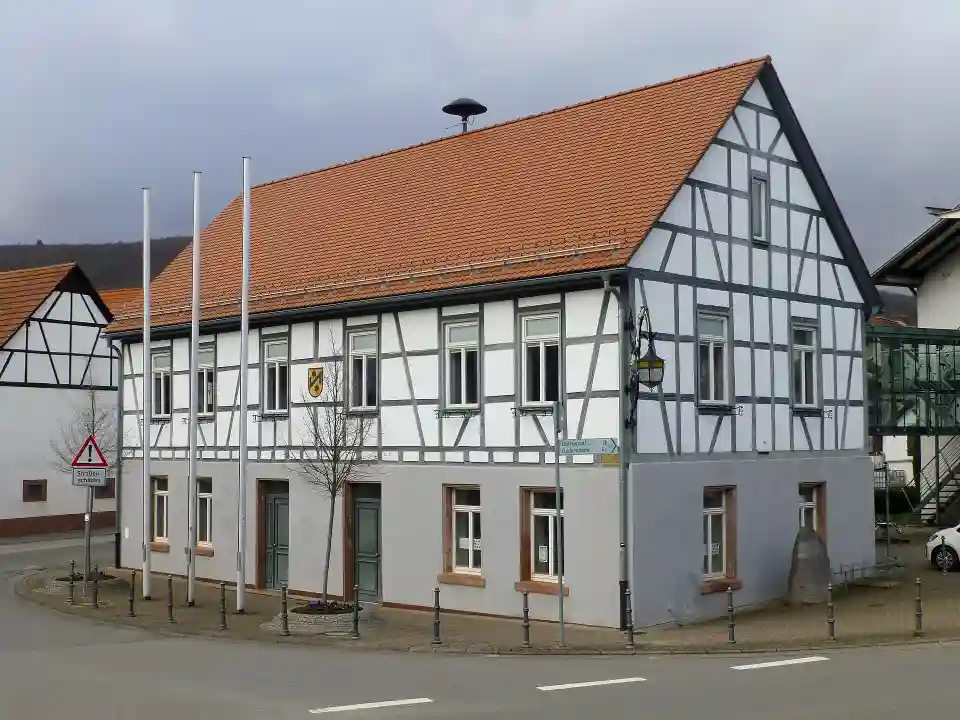 Polizeipräsenz bei Nacht in Lautertal – Symbolbild