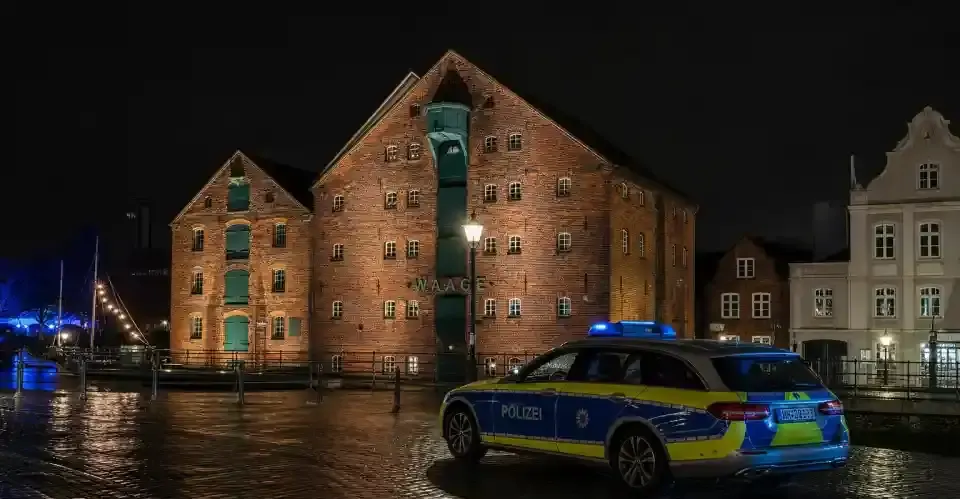 Polizeipräsenz bei Nacht in Leer – Symbolbild