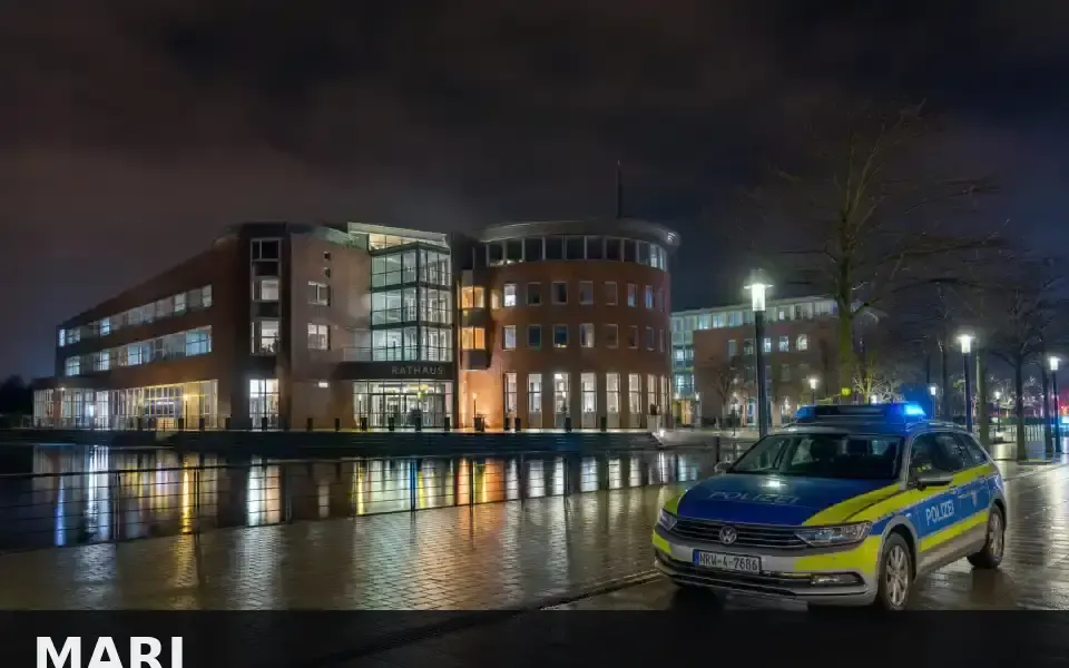 Polizeipräsenz bei Nacht in Marl – Symbolbild