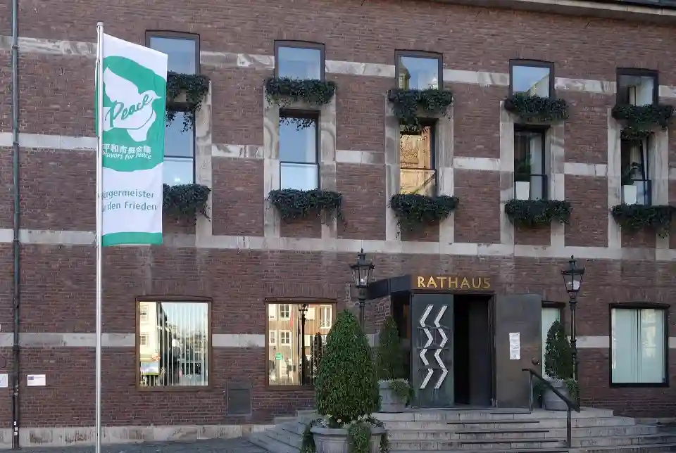 Polizeipräsenz bei Nacht in März – Symbolbild