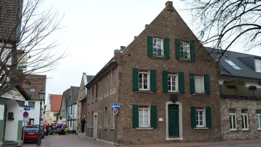 Polizeipräsenz bei Nacht in Monheim am Rhein – Symbolbild