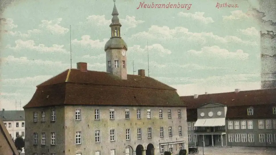 Polizeipräsenz bei Nacht in Neubrandenburg – Symbolbild