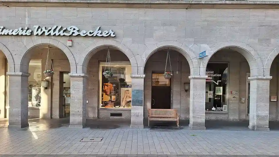 Polizeipräsenz bei Nacht in Neuss – Symbolbild