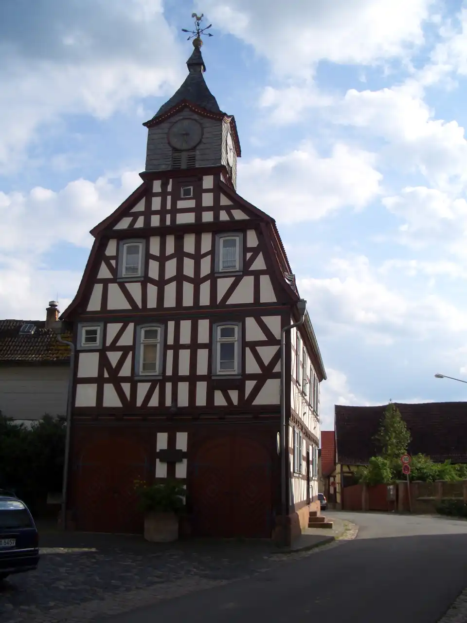 Polizeipräsenz bei Nacht in Nieder – Symbolbild