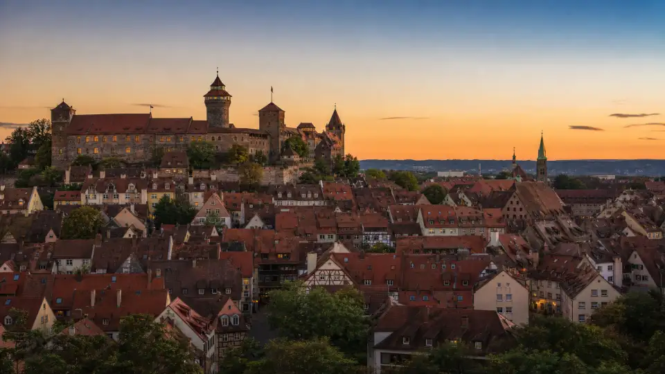 Polizeipräsenz bei Nacht in Nürnberg – Symbolbild