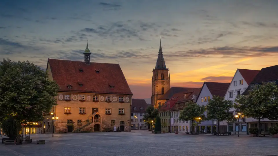 Polizeipräsenz bei Nacht in Nürtingen – Symbolbild