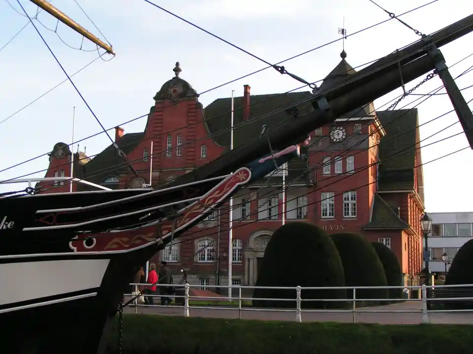 Polizeipräsenz bei Nacht in Papenburg – Symbolbild