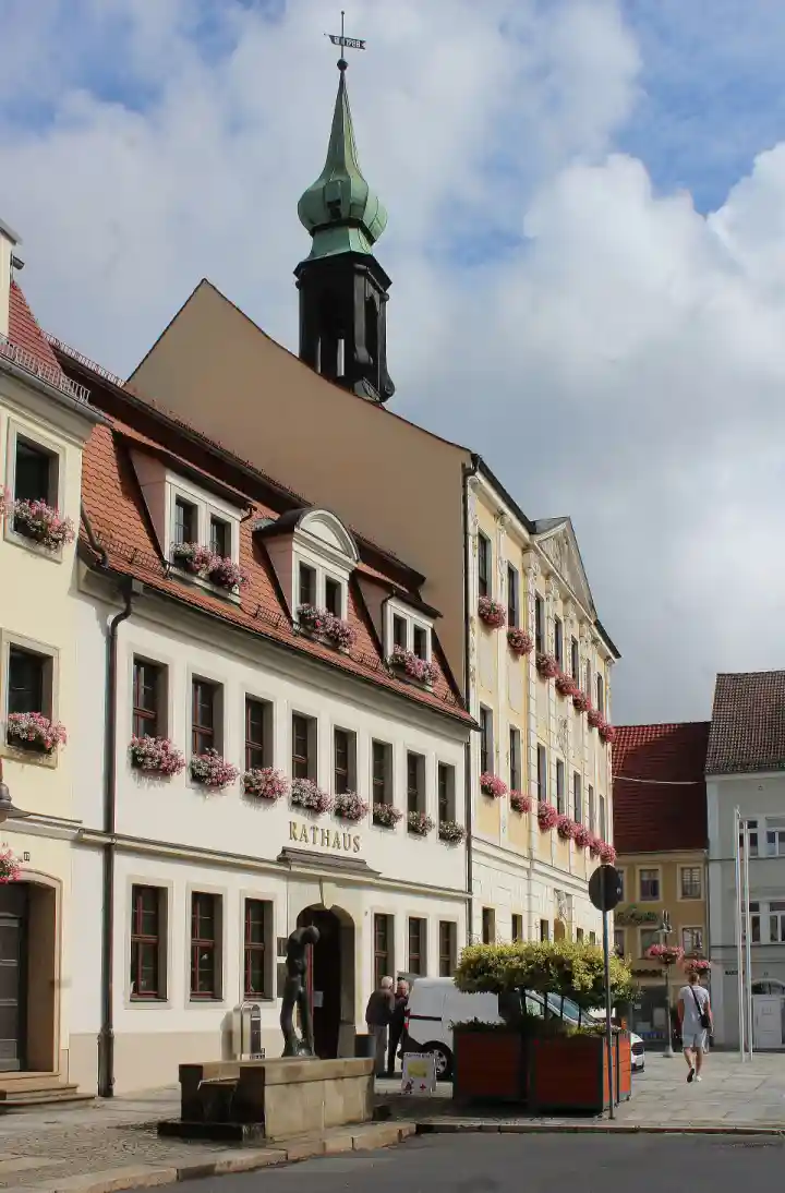 Polizeipräsenz bei Nacht in Radeberg – Symbolbild