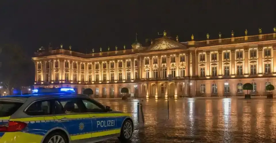 Polizeipräsenz bei Nacht in Rastatt – Symbolbild