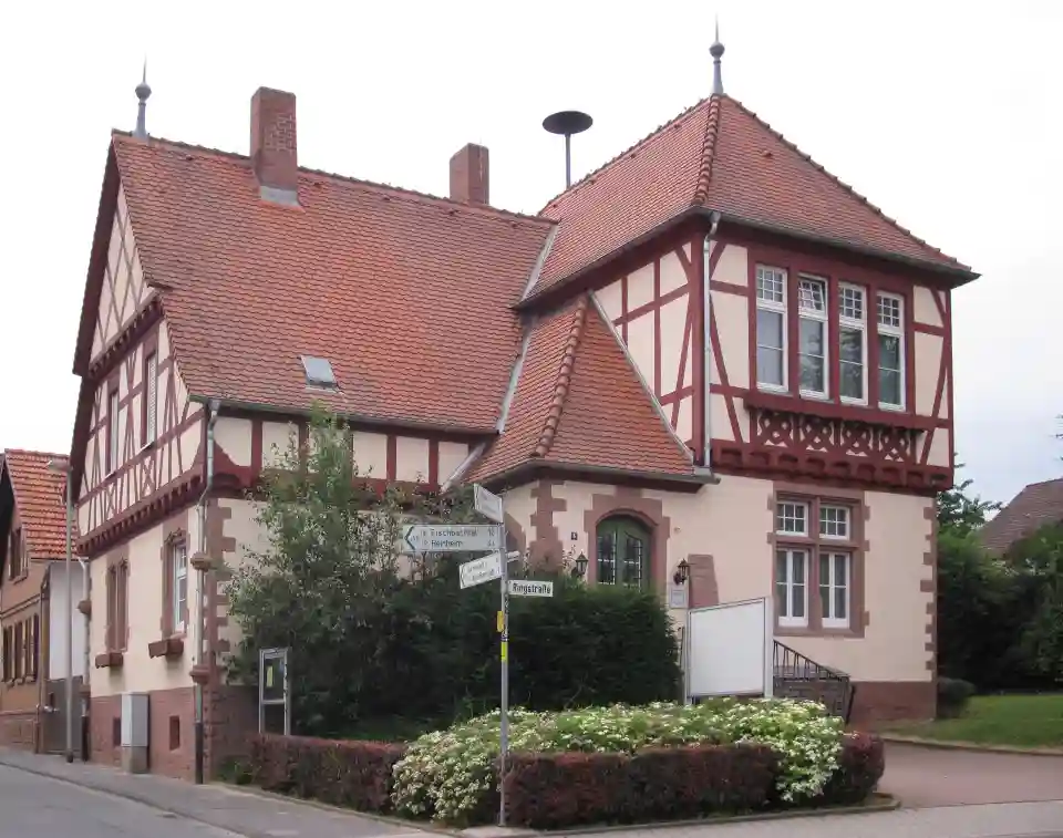 Polizeipräsenz bei Nacht in Reinheim – Symbolbild