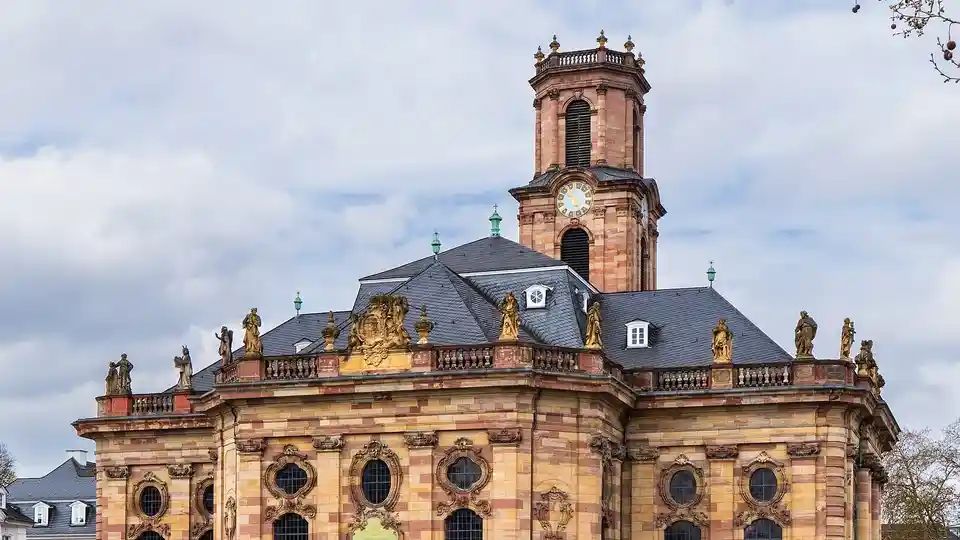 Polizeipräsenz bei Nacht in Saarbrücken – Symbolbild