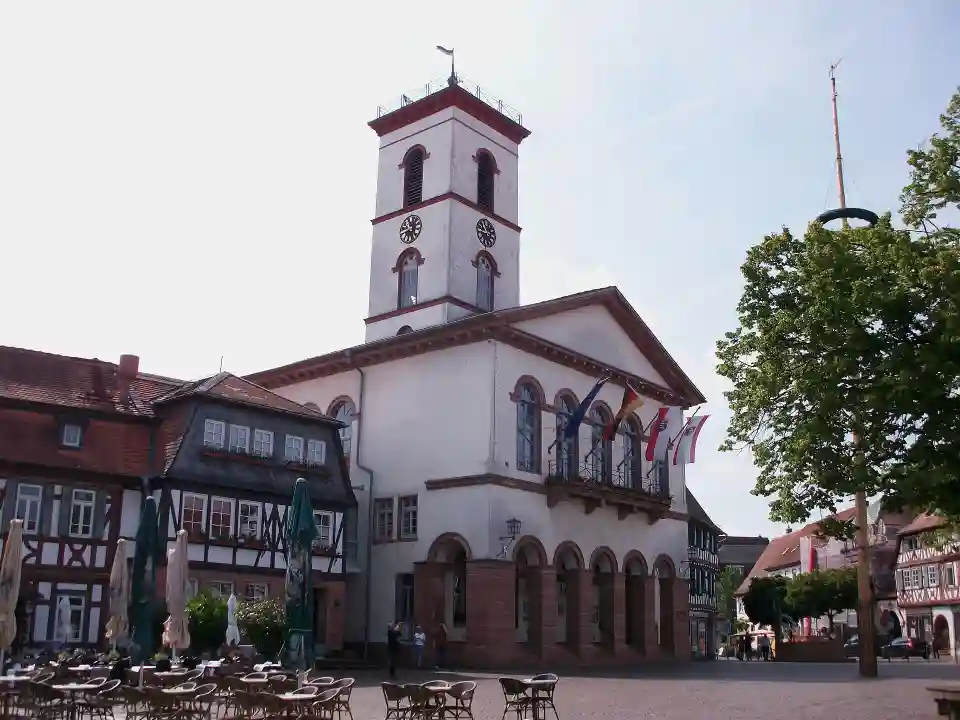 Polizeipräsenz bei Nacht in Seligenstadt – Symbolbild
