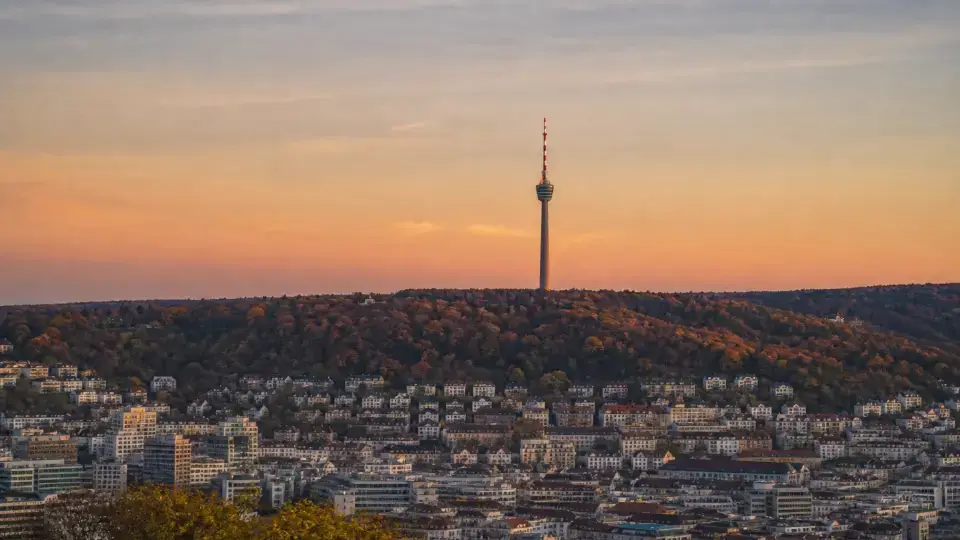 Polizeipräsenz bei Nacht in Stuttgart – Symbolbild