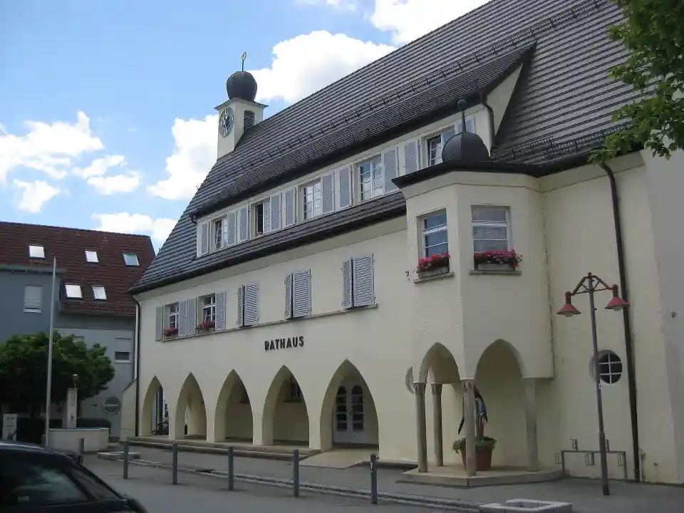Polizeipräsenz bei Nacht in Urbach – Symbolbild