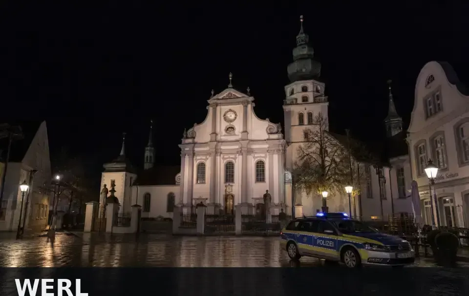 Polizeipräsenz bei Nacht in Werl – Symbolbild