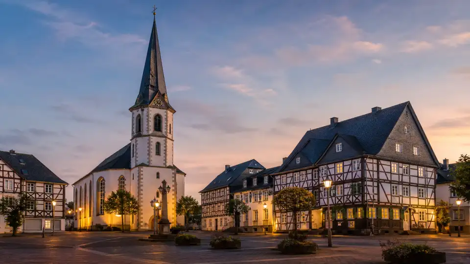 Polizeipräsenz bei Nacht in Wermelskirchen – Symbolbild