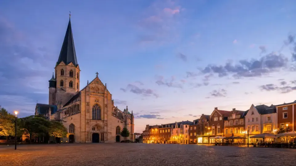 Polizeipräsenz bei Nacht in Wesel – Symbolbild