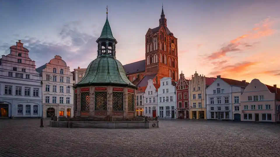 Polizeipräsenz bei Nacht in Wismar – Symbolbild
