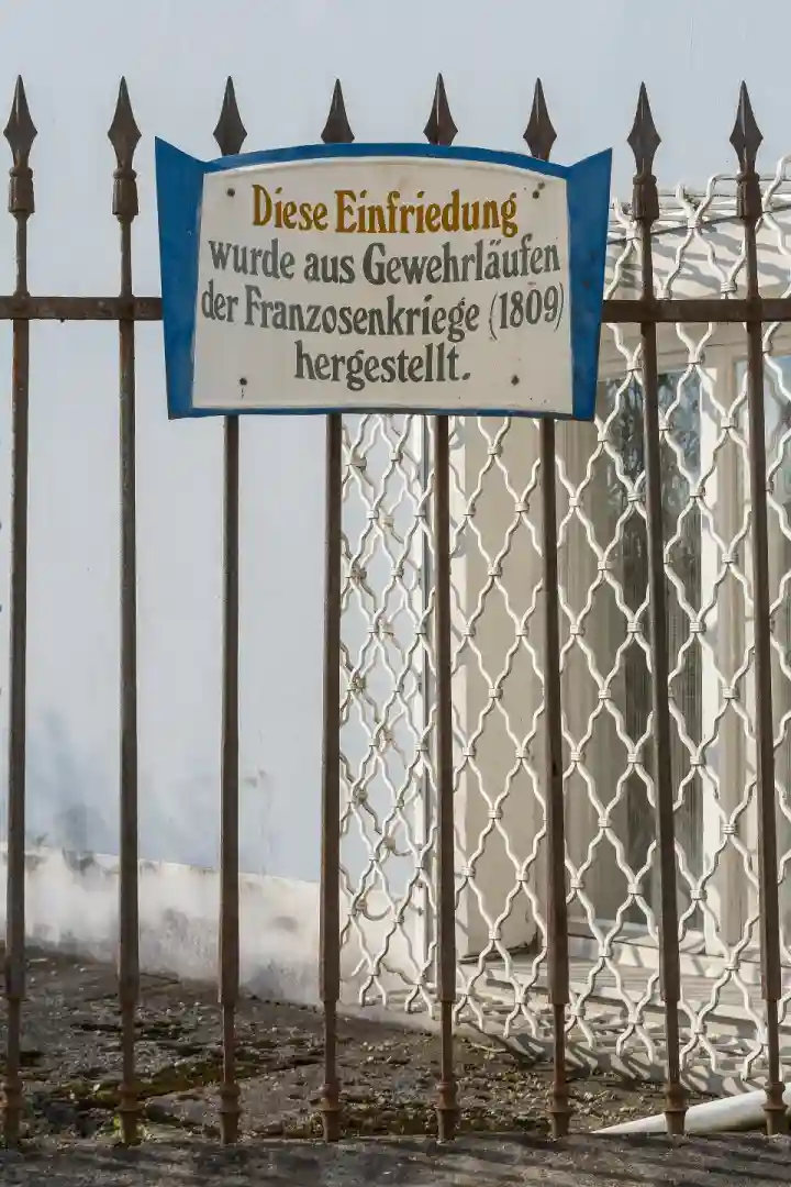Polizeipräsenz bei Nacht in Zaun – Symbolbild